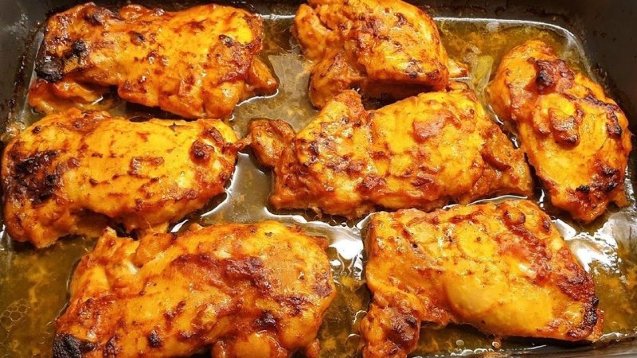 Fırından çıkan tavuğun nar gibi kızarmasını sağlayan taktik! Ustalar böyle pişiriyor...