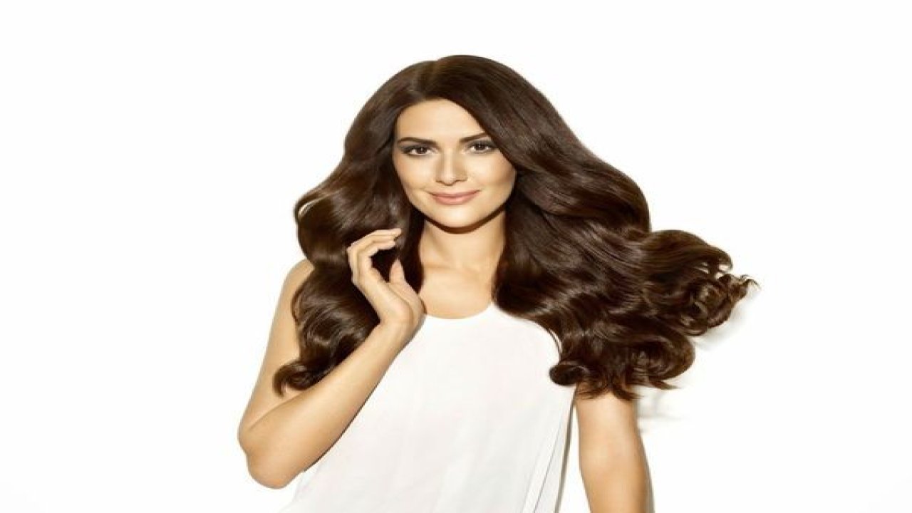 Bergüzar Korel'den Eleştirilere Net Yanıt: "İşimi de Yorulmayı da Seviyorum!"