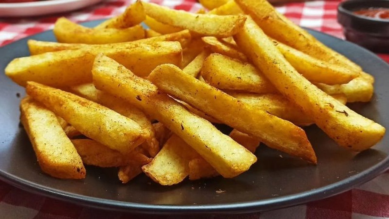 Lokantalar bu işi iyi biliyor! Patatesi çıtır çıtır yapıyor! Kızartma yağına 1 kaşık koyun yeter...