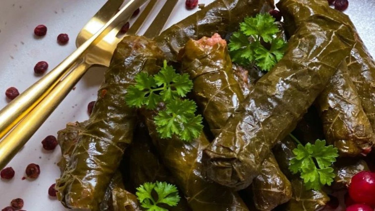 Konyalı ev hanımlarının sırrıymış! Yaprak sarmaya lezzet katan tüyo