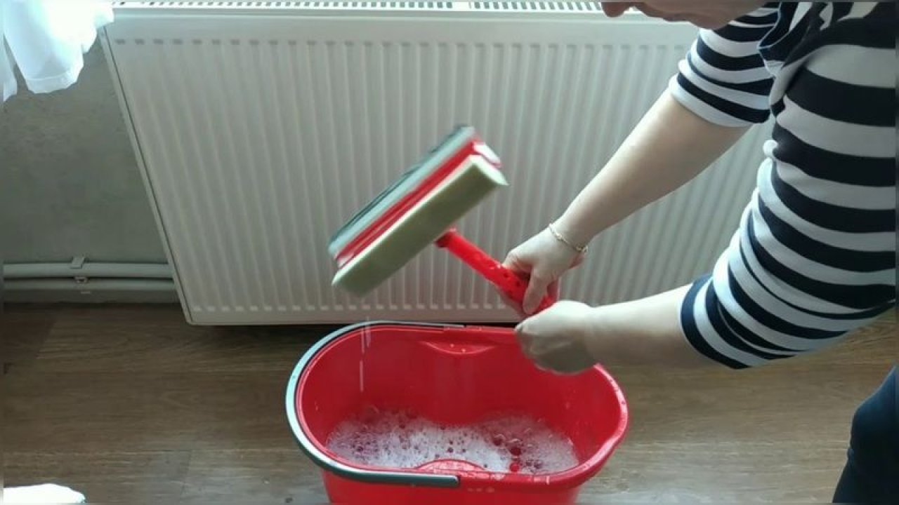 Tek bir leke bile kalmadan camları ayna gibi temizlemenin 3 yolu! Saniyelerinizi alacak...