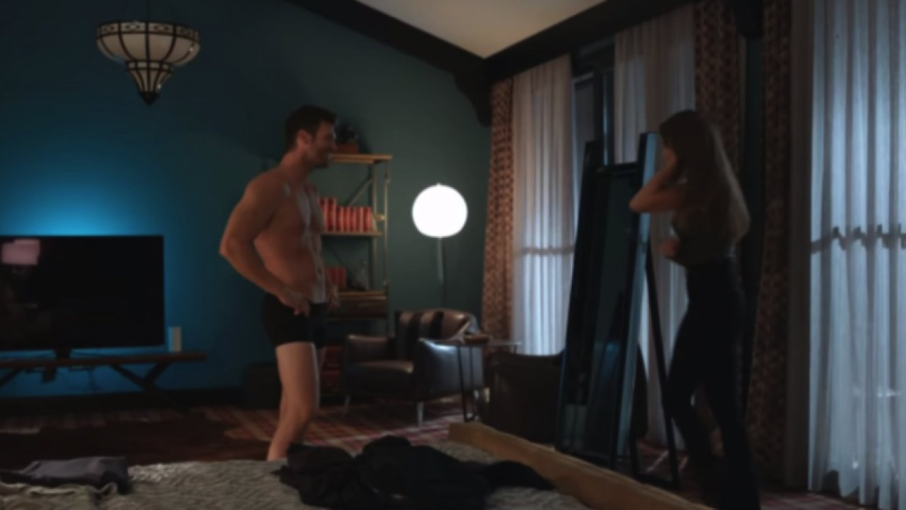 Kıvanç Tatlıtuğ ve Serenay Sarıkaya'nın 'Aile' dizisindeki yatak odası sahnesi sosyal medyada tartışma konusu oldu.