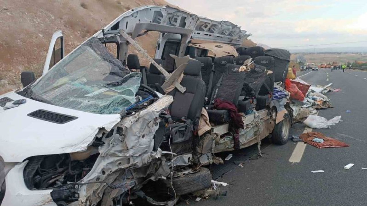 Gaziantep - Şanlıurfa Otoyolu’nda feci kaza: 1’i çocuk 5 kişi hayatını kaybetti, 17 yaralı