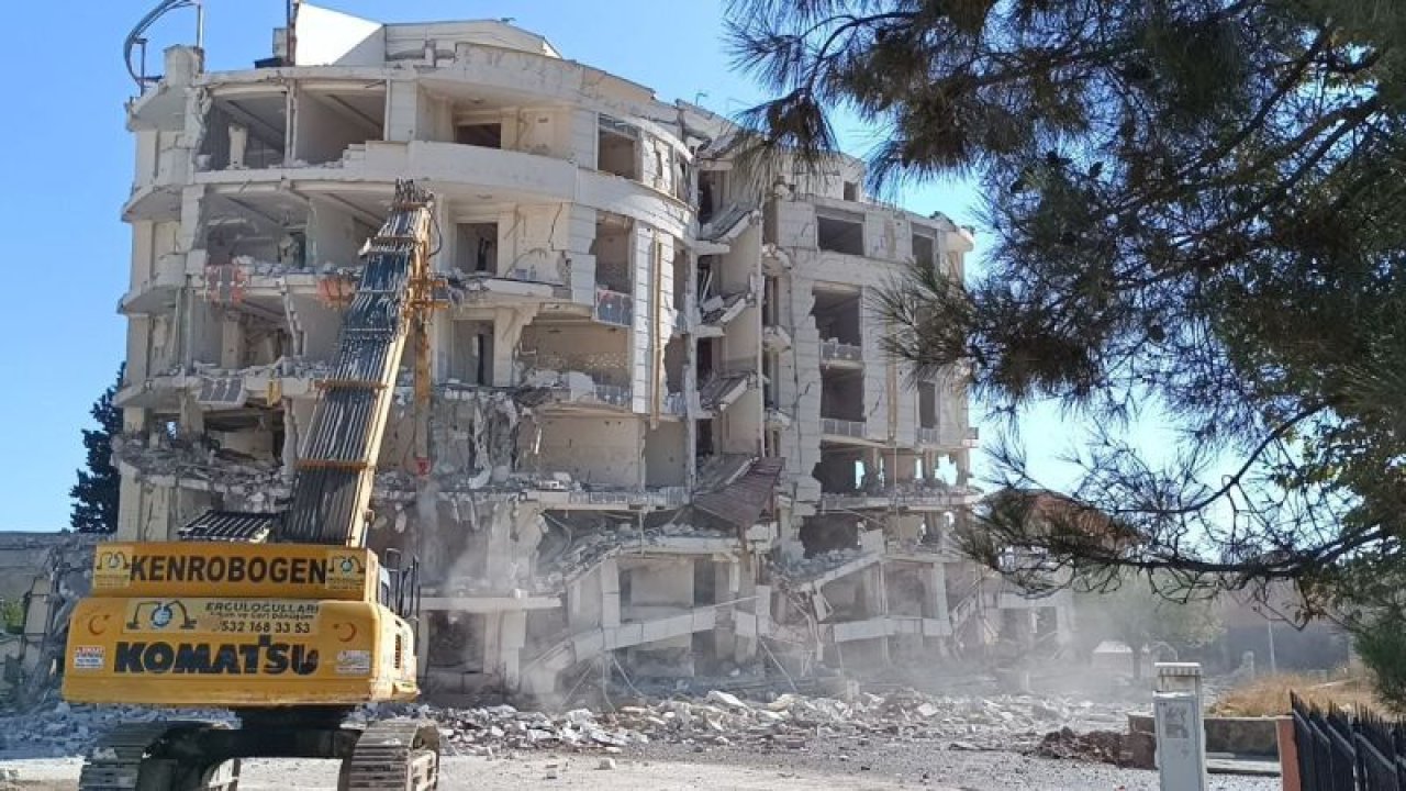 Gaziantep'te dinamitle yıkılmayan Beyaz Saray Apartmanı kepçe ile yıkılmaya başlandı