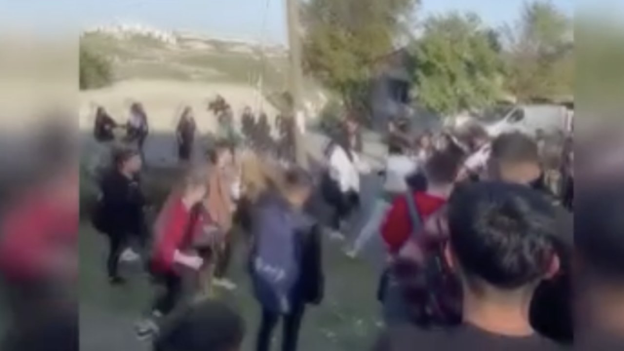 Liseli kızlar kavga etti, arkadaşları izledi