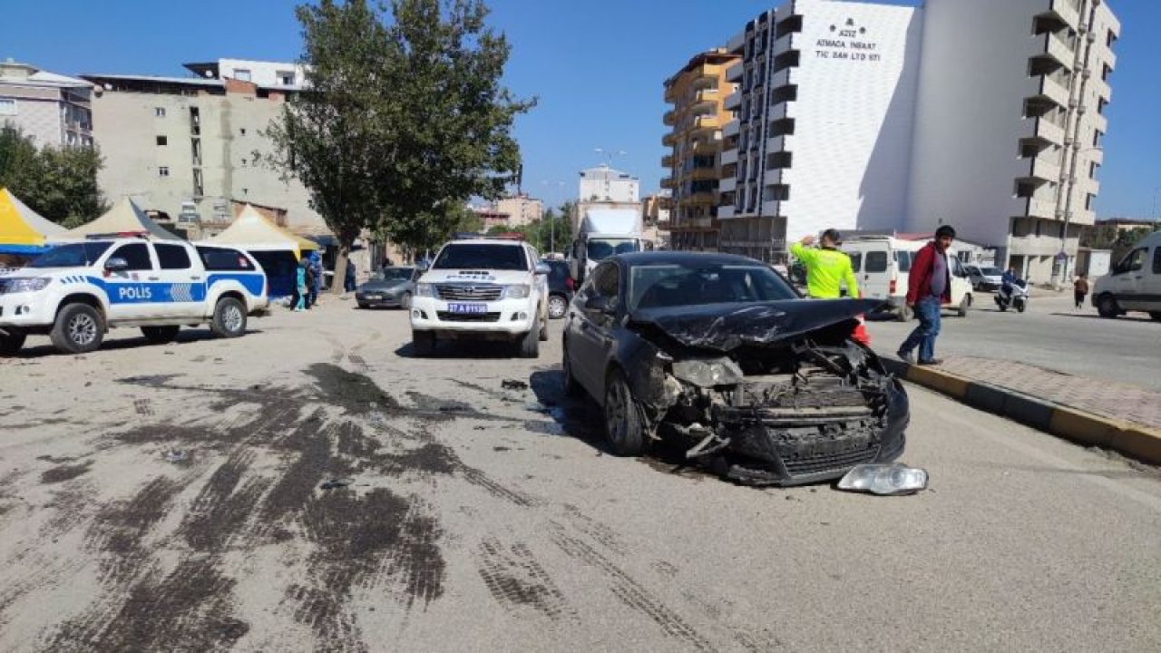 Gaziantep'te iki otomobil kavşakta çarpıştı, 1 sürücü yaralandı