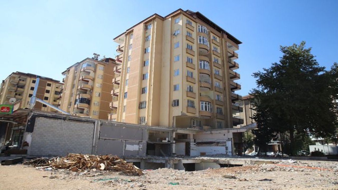 Gaziantep'te Bir Acayip Olay! Komşular arasında ‘ağır hasarlı’, ‘az hasarlı’ tartışması sonunda bina için yıkım kararı verildi