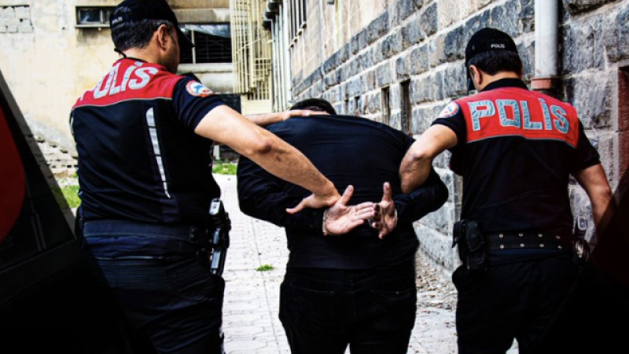 Gaziantep'te düzenlenen operasyonlarda çok sayıda ruhsatsız tabanca ele geçirildi