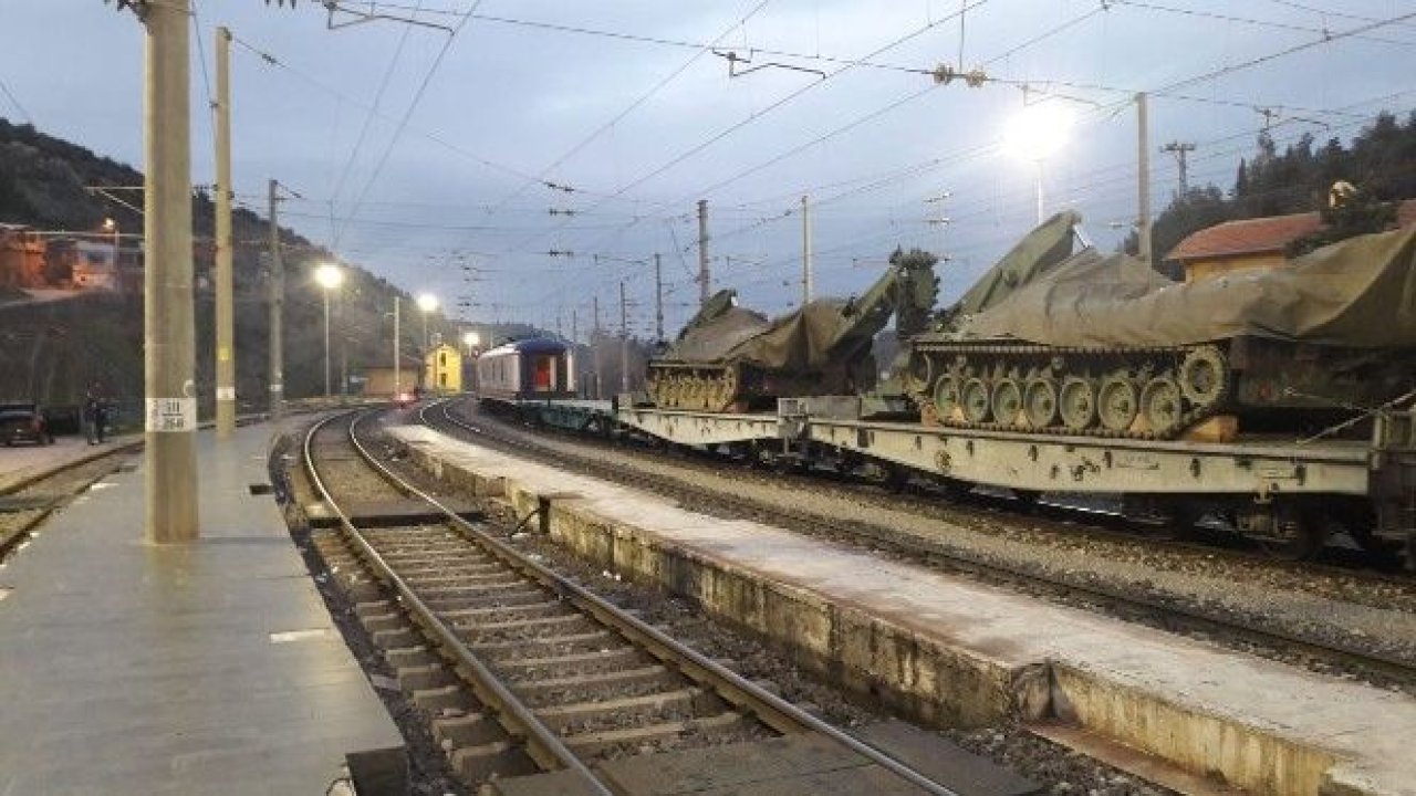 Sınıra trenle zırhlı araç sevkiyatı
