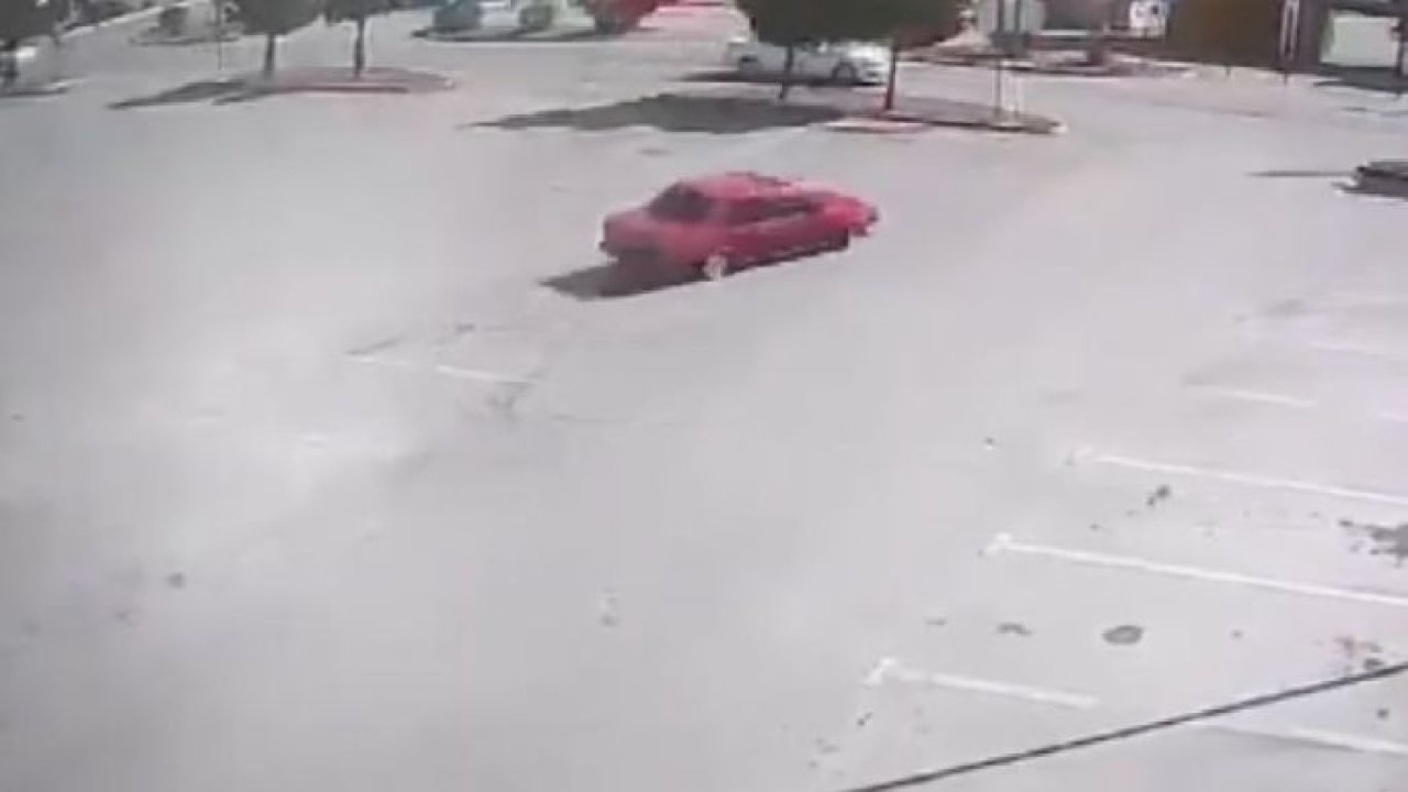 Gaziantep'te AVM otoparkında drift atan 2 araca 40 bin lira ceza... Araçların drift attığı anları ise güvenlik kamerasına yansıdı.