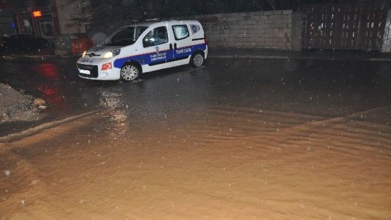 Aşırı yağışlar yolları göle çevirdi