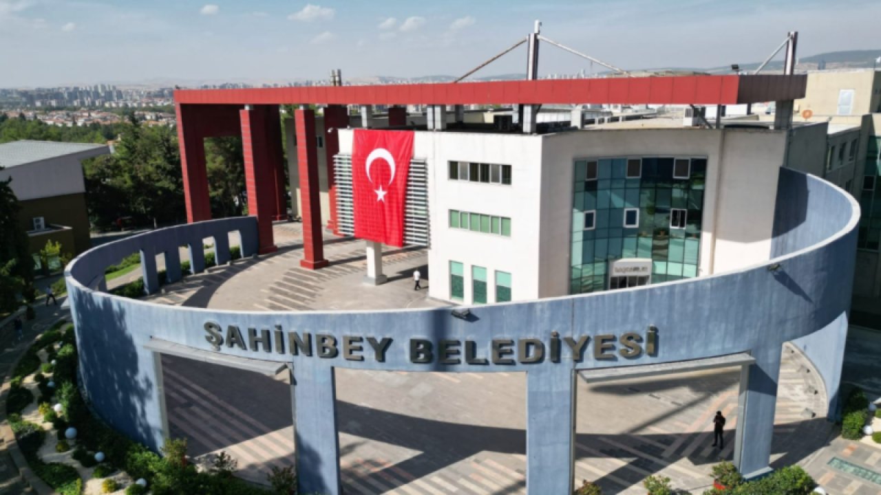 Cumhuriyet’in 100. yılında Şahinbey bayraklarla donatıldı