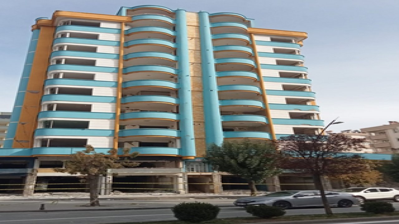 Gaziantep'te Ağır Hasarlı Bina Dehşeti SÜRÜYOR! Hırsızların ve Hurdacıların Talanına UĞRAYAN BİNA ÖLÜM SAÇIYOR