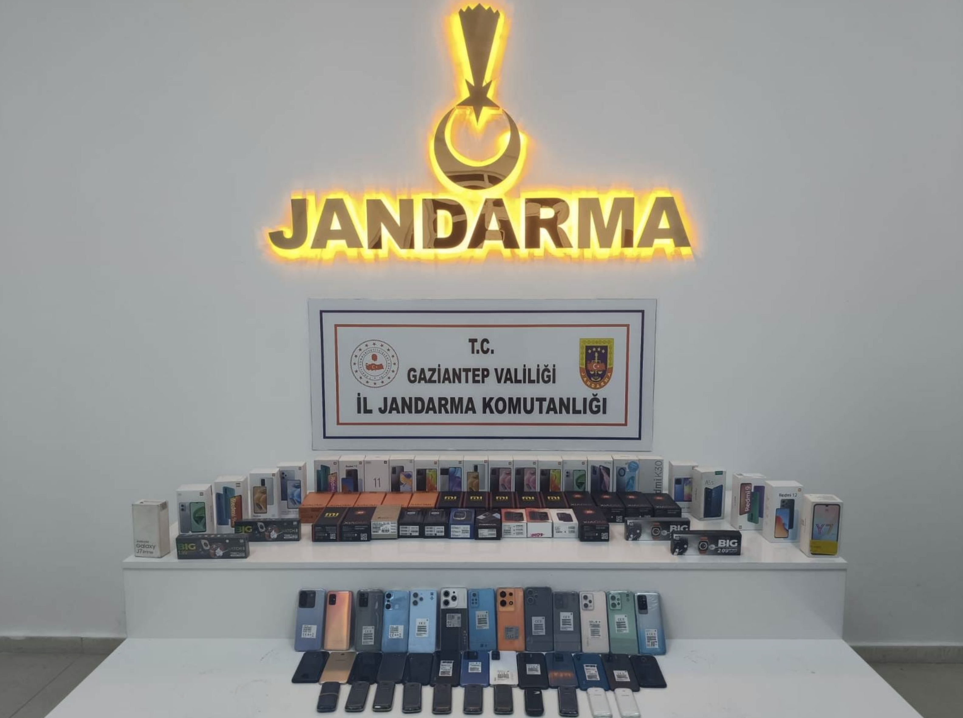 Gaziantep'te 1 milyon lira değerinde kaçak telefon ve saat ele geçirildi