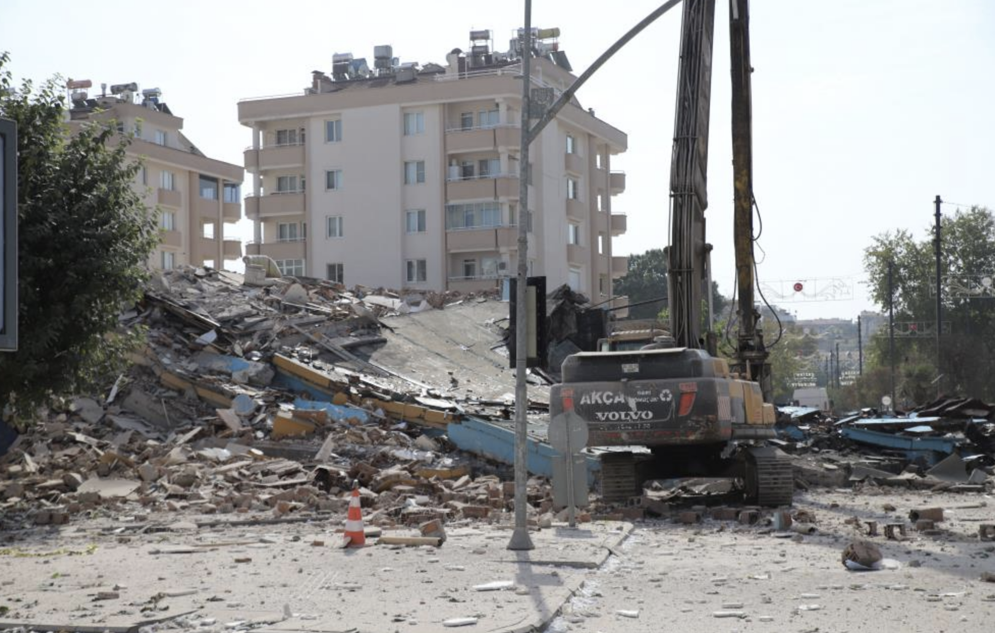 Gaziantep'te kontrollü yıkım bir türlü yapılamıyor! Gökkuşağı Apartmanı yıkımında faciadan dönüldü