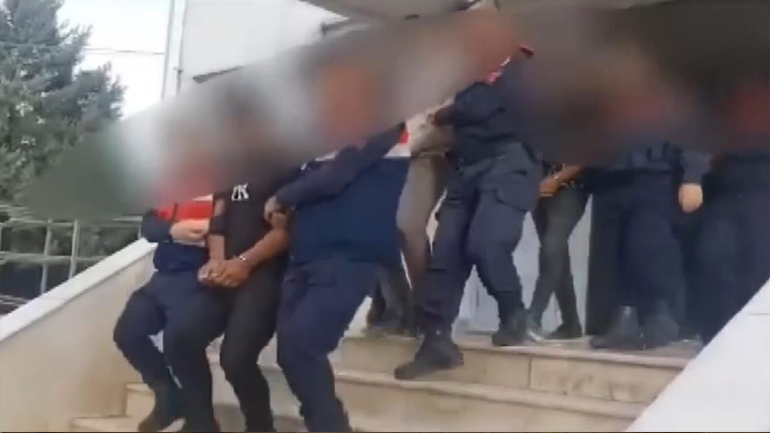 Gaziantep’te jandarma ekipleri organize göçmen kaçakçılığı yapan suç örgütüne yönelik operasyon düzenledi