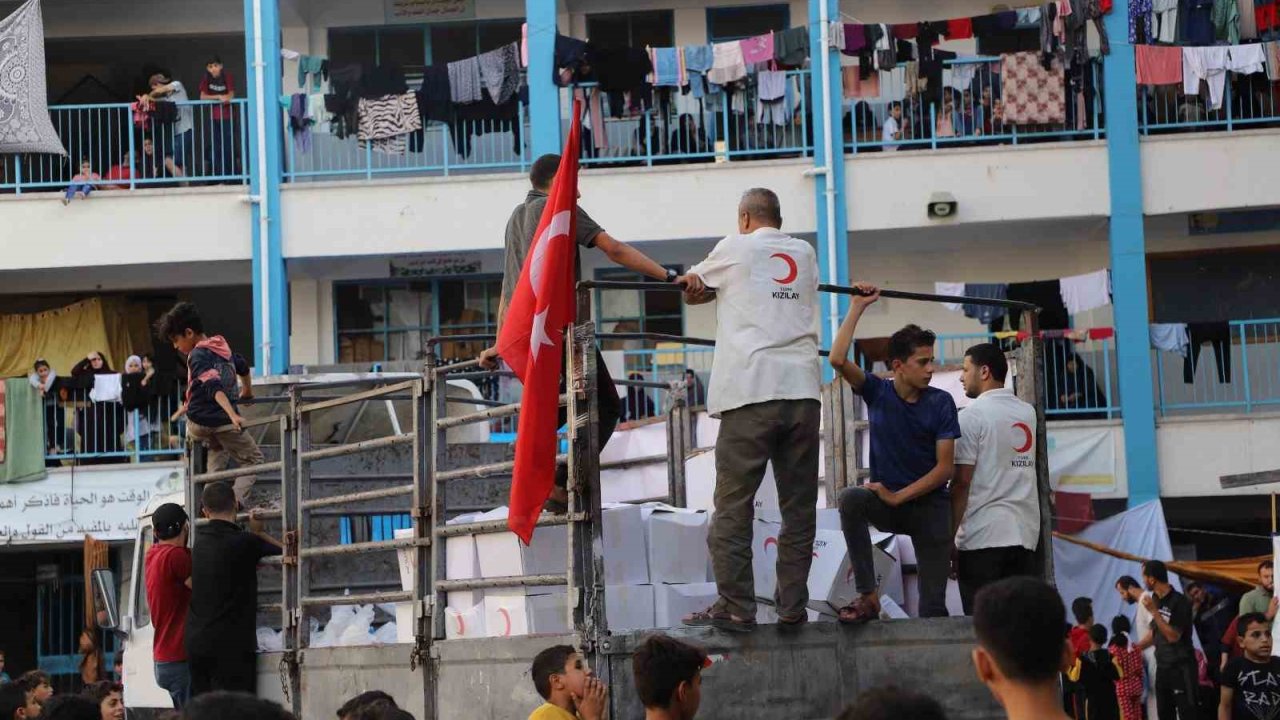 Gazın bittiği Gazze’de Türk Kızılay yemekleri odun ateşinde pişiriyor