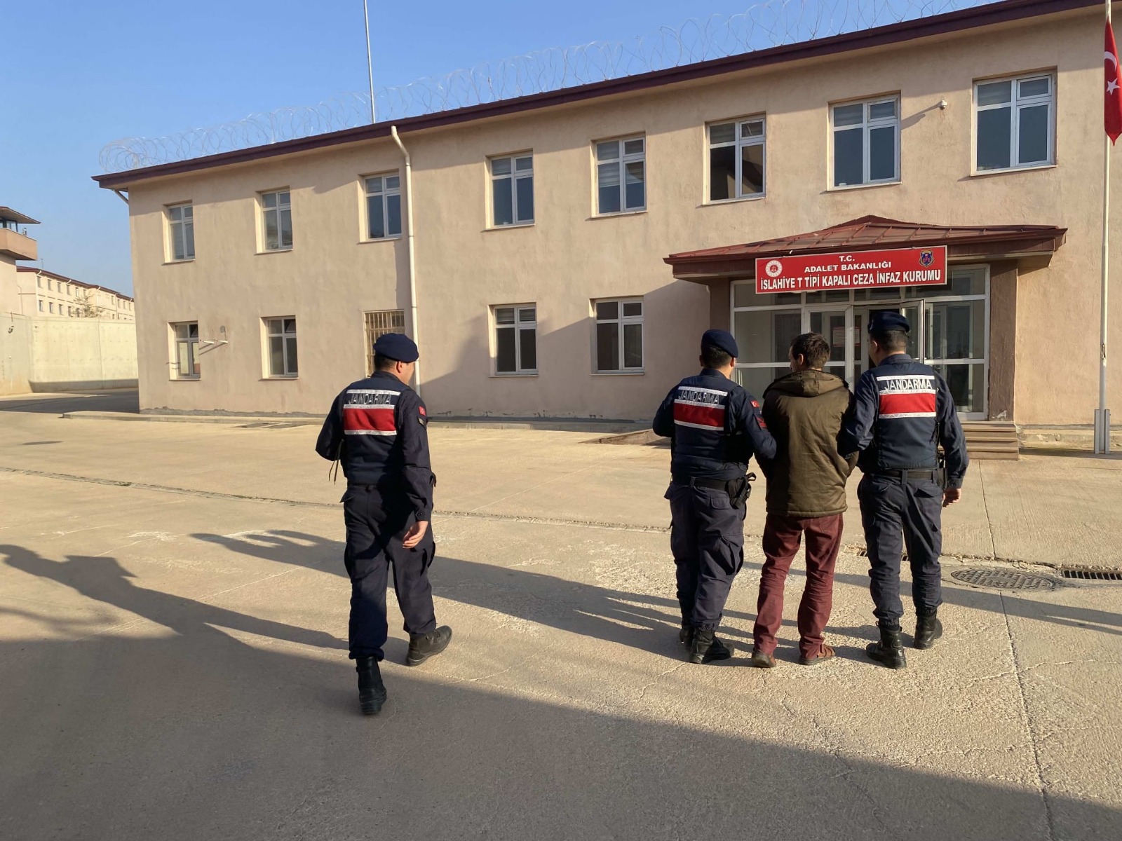 Gaziantep'te 155 ayrı suç kaydı bulunan firari önce yakalandı sonra tutuklandı