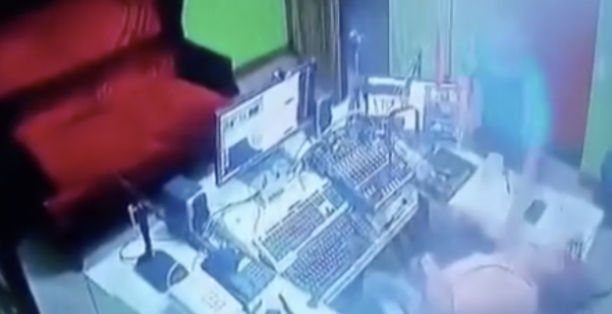 Radyo programcısı canlı yayında öldürüldü