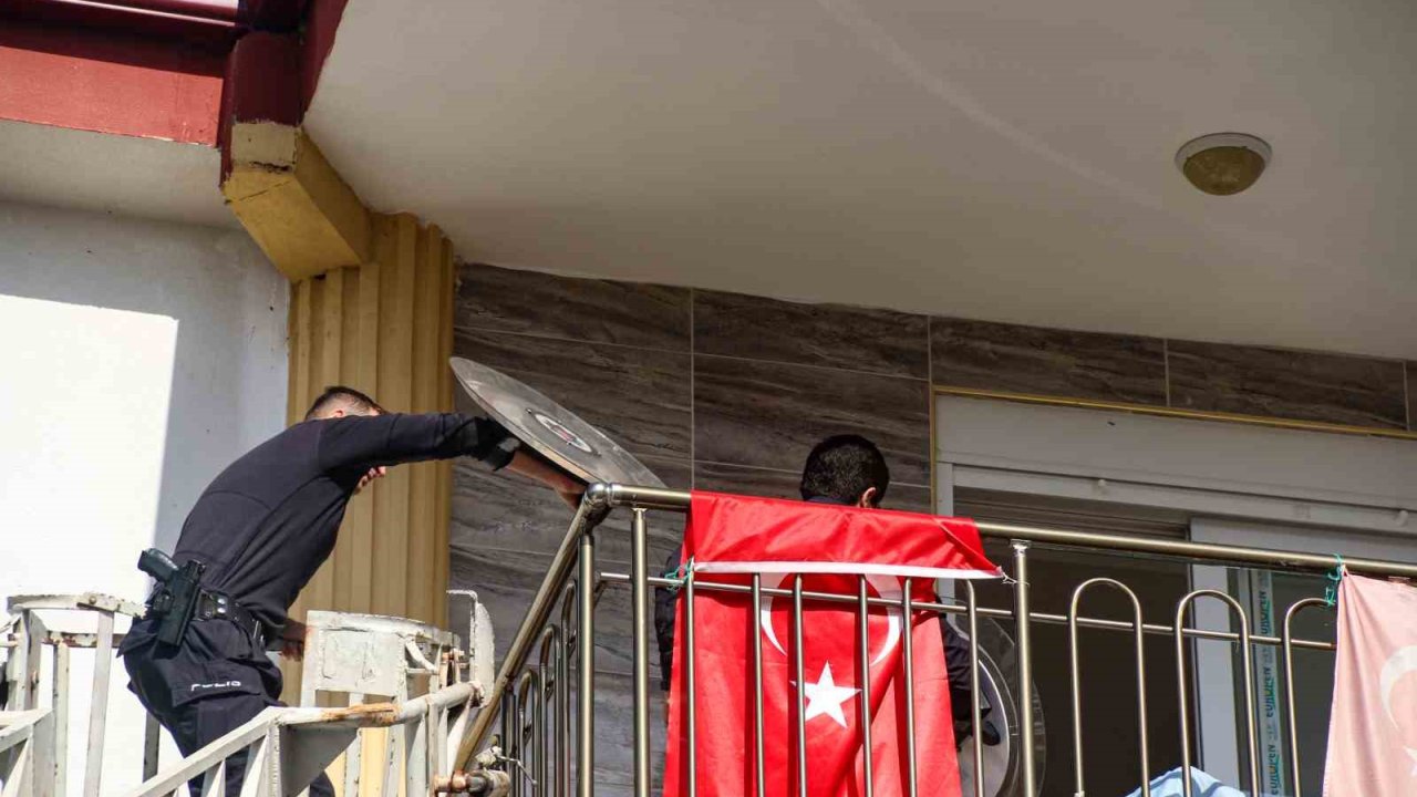 Tahliye memurları kapısında göründü! Bıçak ve satırla direndi, polisler kalkanlarla balkondan girdi