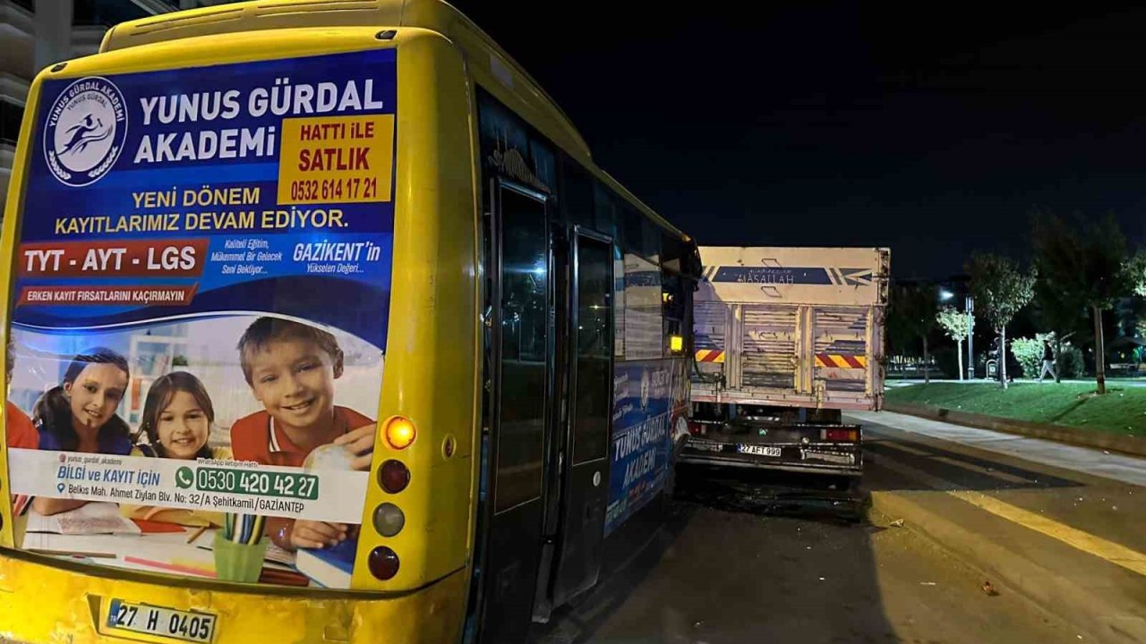 Gaziantep UYUYAN HALK OTOBÜSÜ ŞOFORÜ!  Park halindeki kamyona çarptı: 5 yaralı