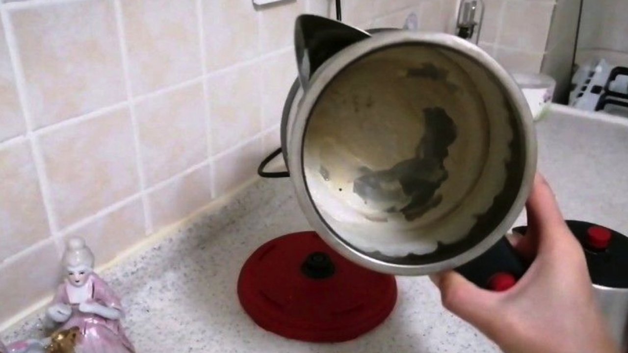 Çaydanlıktaki kireci hemen söküp atıyor. Ovalamanıza bile gerek kalmıyor! Çaydanlıktaki Kireç Lekesi Nasıl Temizlenir?