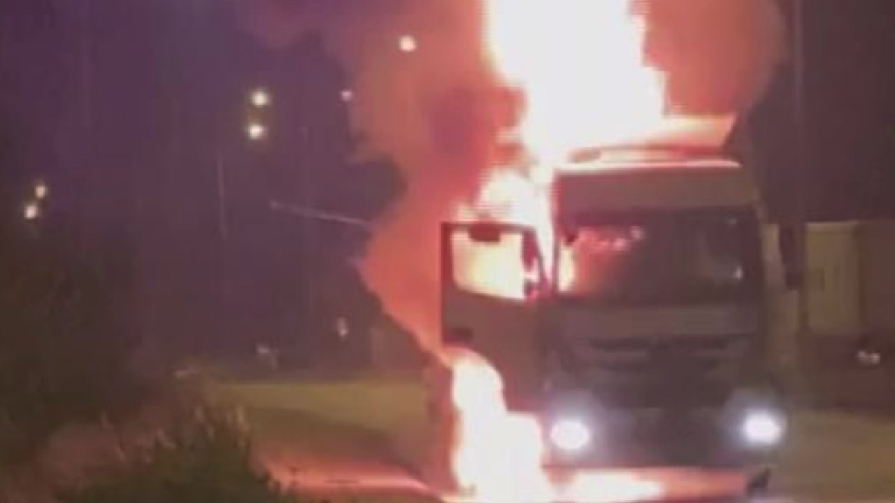 Hatay- Gaziantep  yolunda tır alev alev yandı, o anlar kamerada