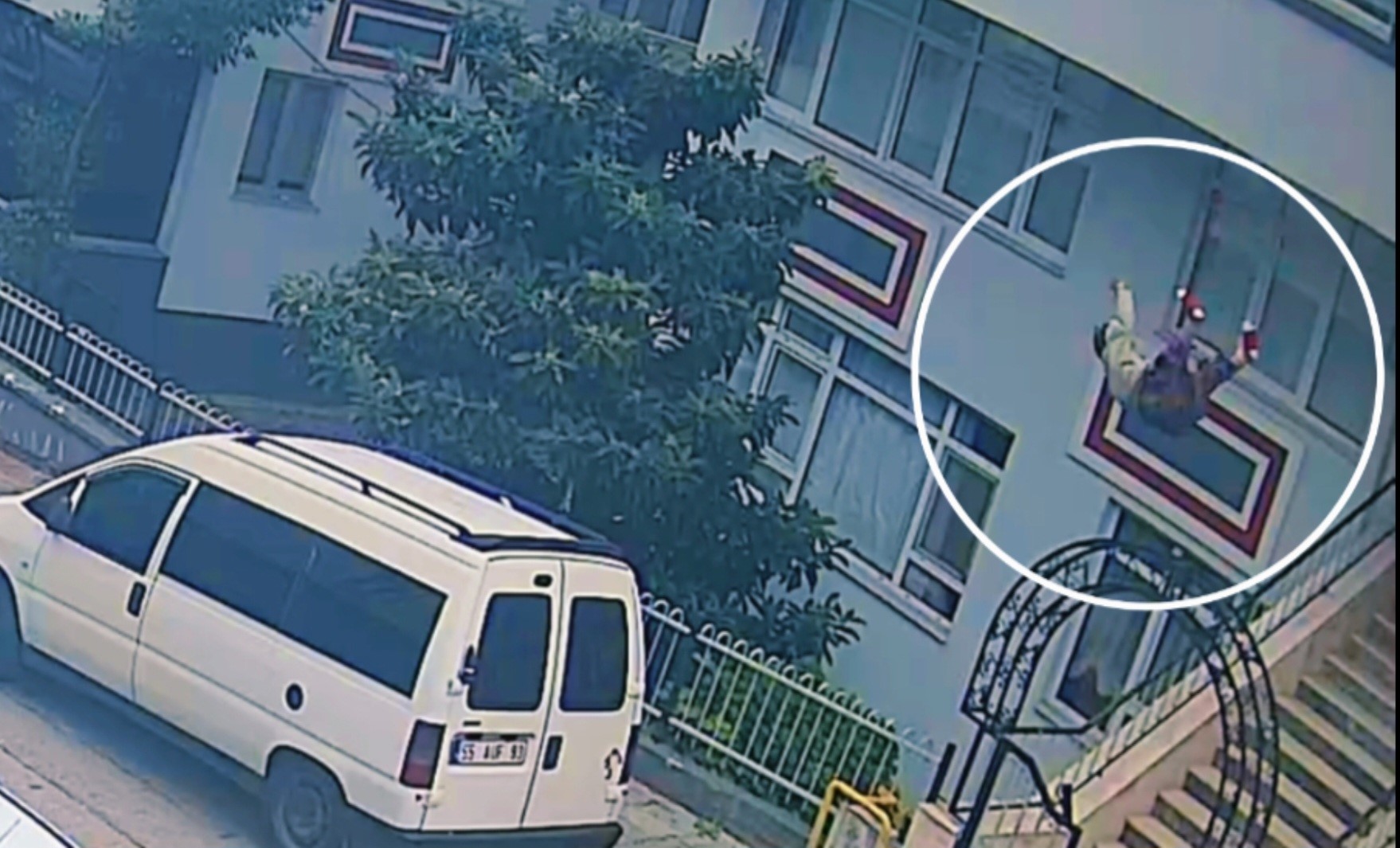 7. katın penceresinden düşen kadın hayatını kaybetti