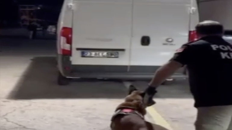 Tarsus-Adana-Gaziantep Otoyolu'nda durdurulan araçta uyuşturucu madde ele geçirildi