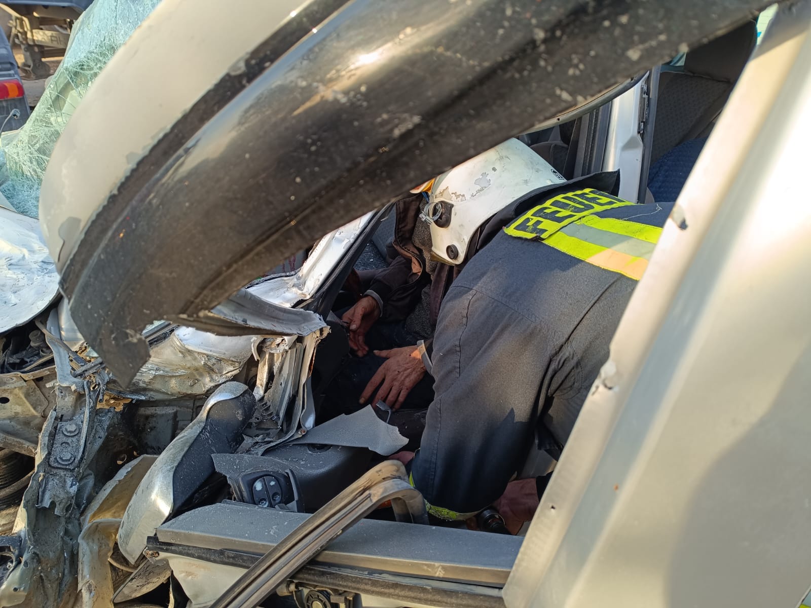 Gaziantep'te tırla çarpışan otomobilin sürücüsünü sıkıştığı araçtan itfaiye ekipleri çıkardı