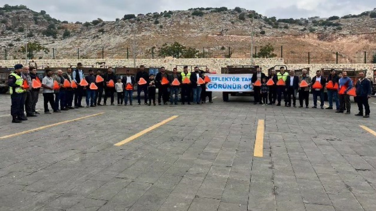 Gaziantep'te Jandarma ekipleri 86 traktör sürücüsüne reflektif yelek dağıttı