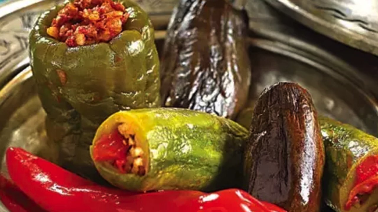Misafirlerinizin Ağzının Suyunu Akıtacak Antep Usulü Zeytinyağlı Karışık Dolma!  Zeytinyağlı Dolma tarifi ve püf noktaları