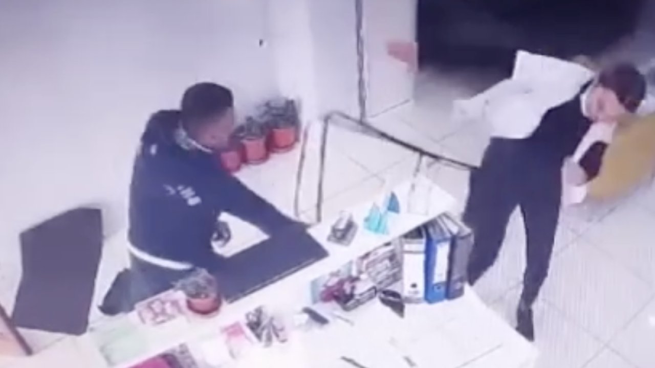 Dişçiye giden bir şahıs, dişine yapılan iğne sonucu dudağı uyuşunca 'Dudağıma ne yaptınız' diye bağırarak diş hekimine saldırdı