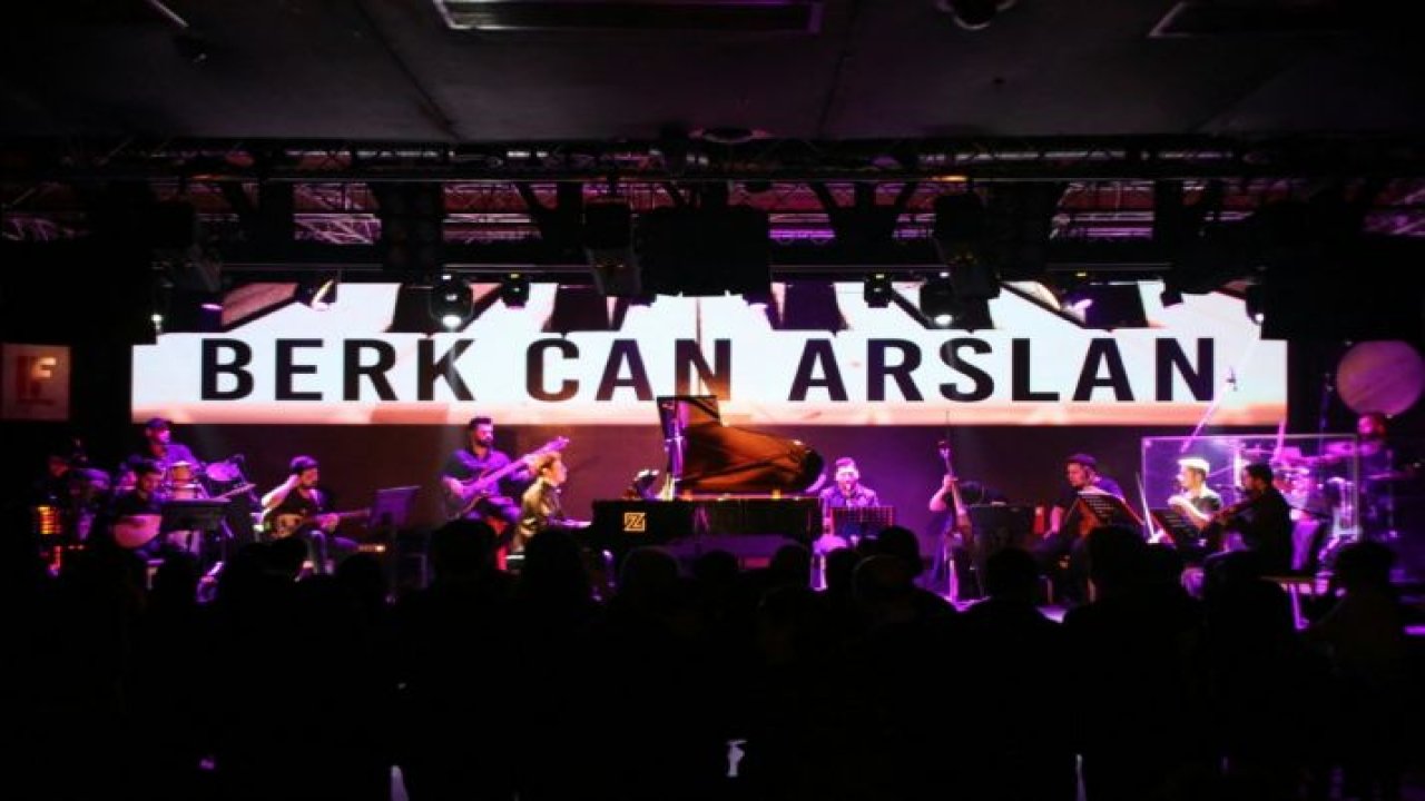 Rock mekanında piyano konseri verdi