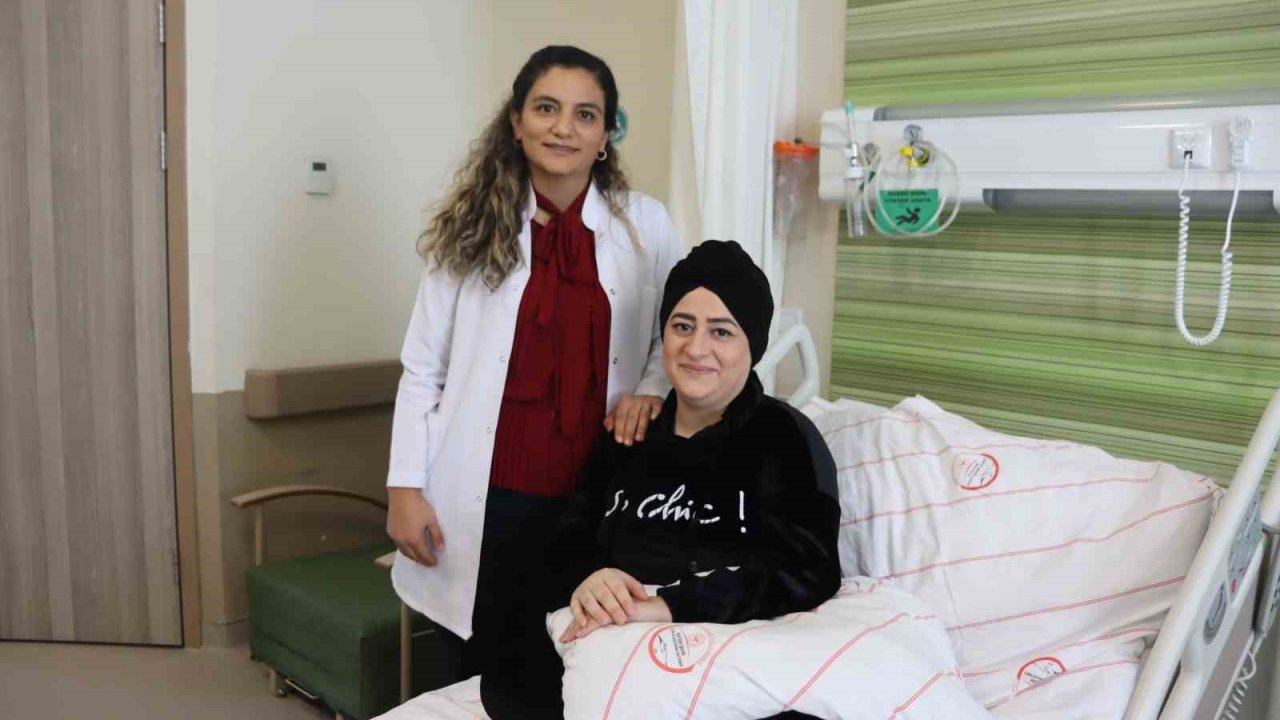 Gaziantep'te depremde enkazdan kurtarılan öğretmen öğrencilerine kavuşmak için gün sayıyor
