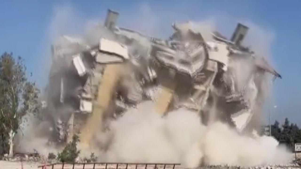 Halatla çekilen 8 katlı bina yerle bir oldu