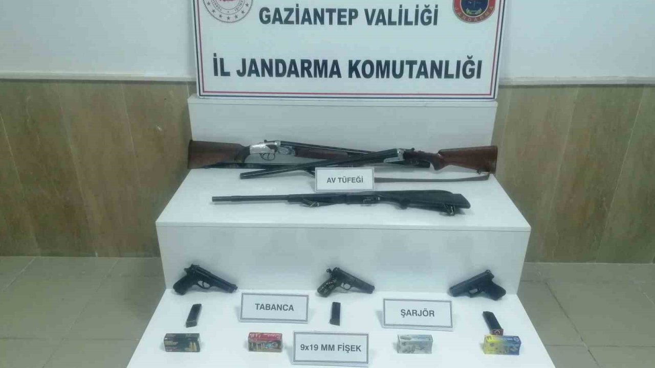 Gaziantep’te kaçak 5 tabanca ile 3 av tüfeği ele geçirildi