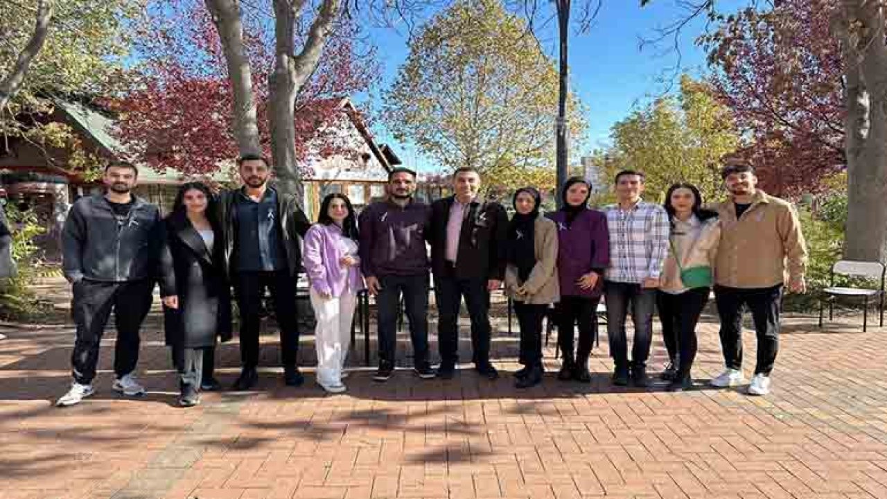 Gaziantep'te üniversite öğrencileri kadına şiddete karşı mor kurdele taktı