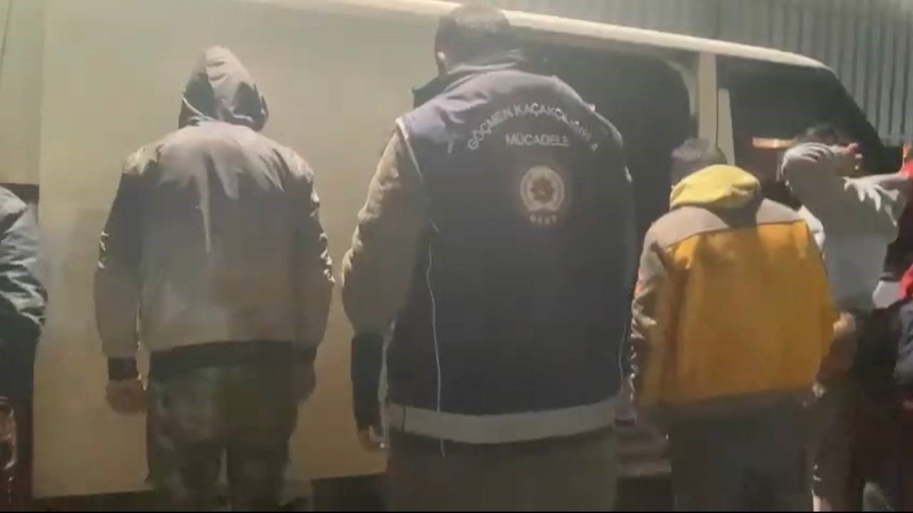 Tarsus Adana Gaziantep Otoyolu'nda 6 kaçak göçmen yakalandı, 2 organizatör tutuklandı