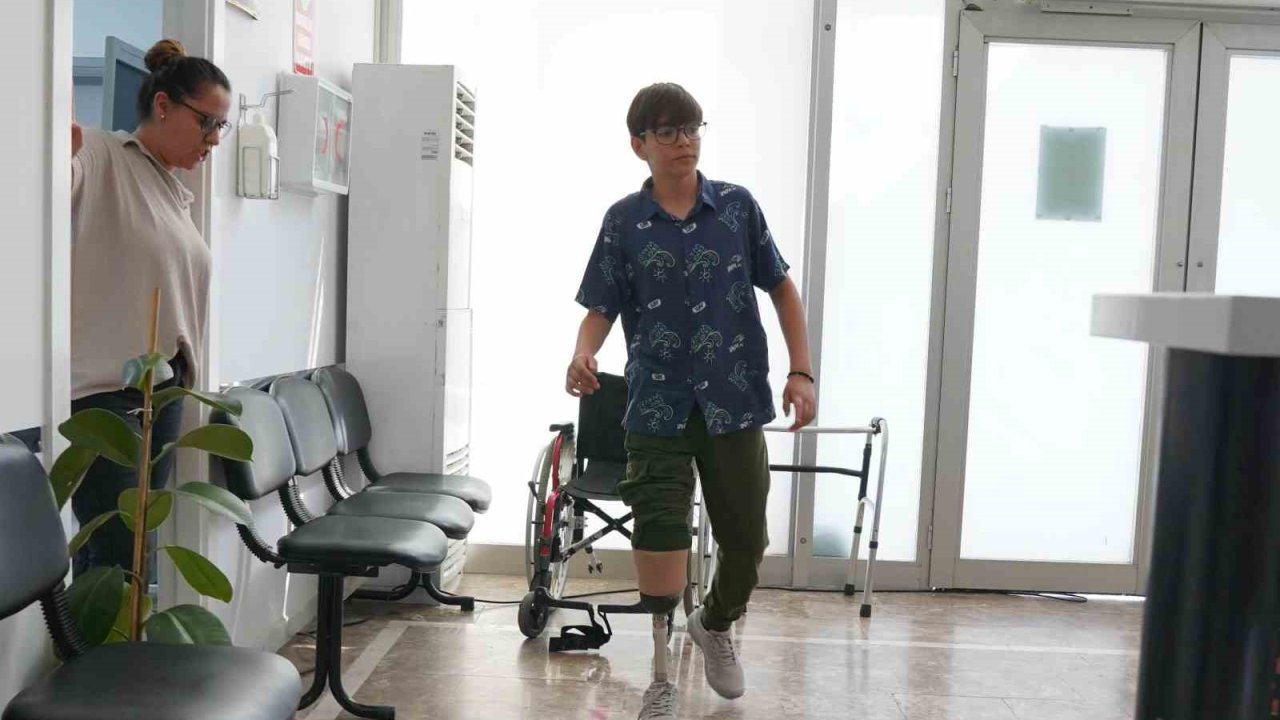 Gaziantep'te depremde ailesini ve bacağını kaybeden Abdulkadir tekrar yürümeye başladı