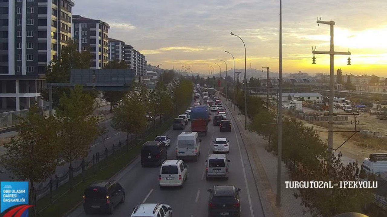 Gaziantep D400 İpek Yolu Mezarlık Kavşağı'nda araç arızası dolayısıyla yoğunluk yaşandı