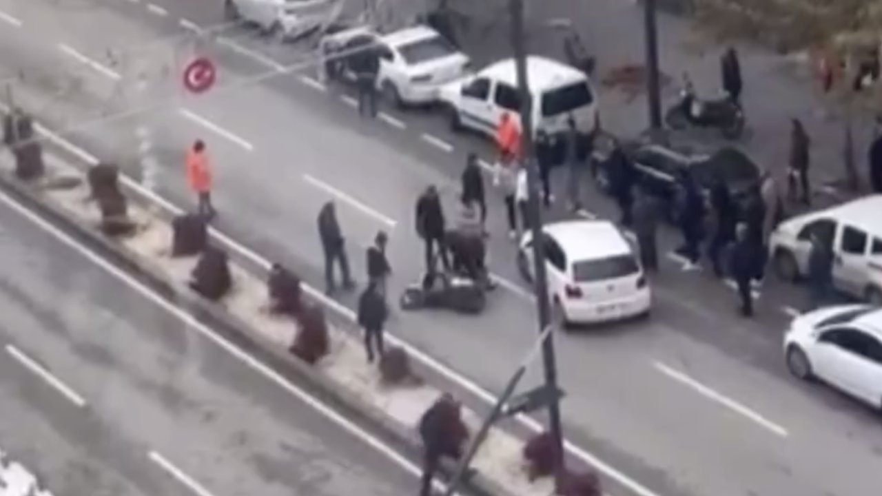 Gaziantep'te trafikte kaza sonrası kavga! Motosikleti durduran kişi sert kaya'ya çarptı! Gaziantep'i İzle
