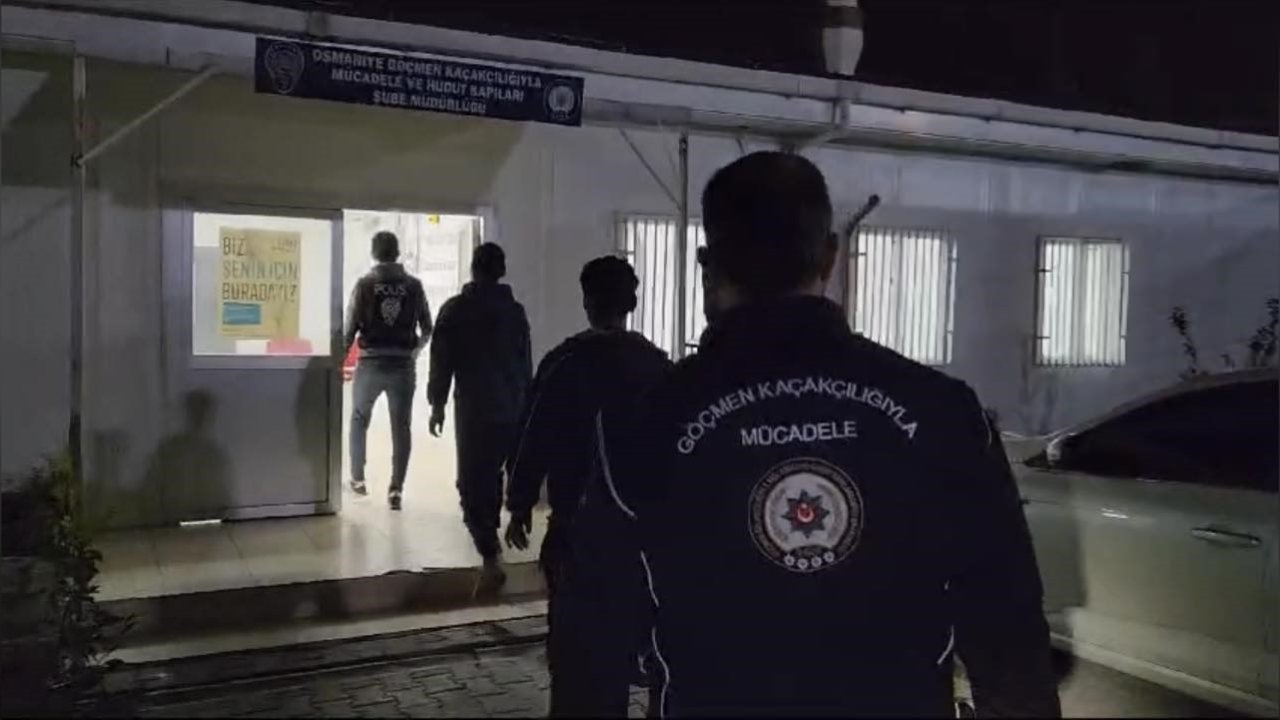 Tarsus Adana Gaziantep Otoyolunda araçta kaçak göçmenler yakalandı