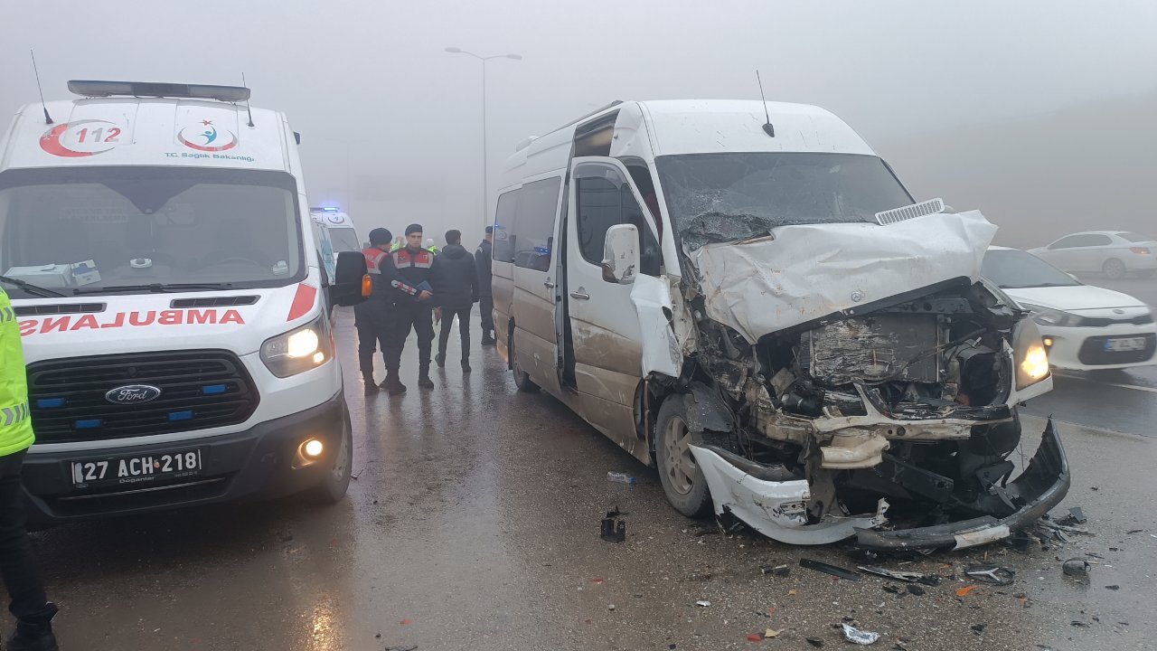 Gaziantep'te yoğun sis kazaya neden oldu! Feci kazada yolcu minibüsü vince çarptı 9 kişi yaralandı