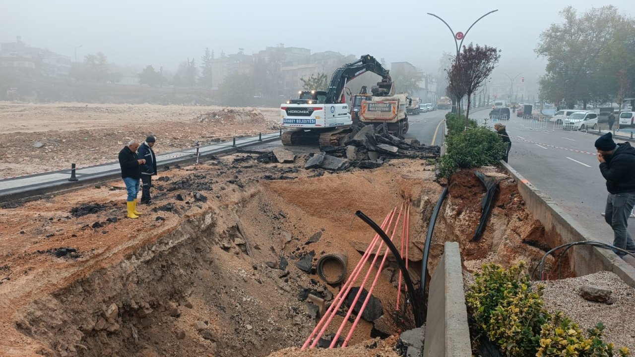 Gaziantep’te sağanak yağış nedeniyle yol çöktü