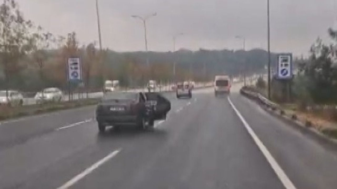 Gaziantep trafiğinde tehlikeli anlar! Otomobilin kapısı açık şekilde yük taşındı