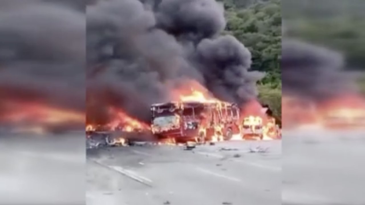 Trafik kazasında 16 araç küle döndü: 8 ölü, 14 yaralı