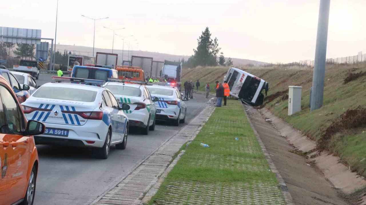 Gaziantep'te Kaza! Gaziantep Şanlıurfa yolunda otobüs ile tır çarpıştı: 10 yaralı