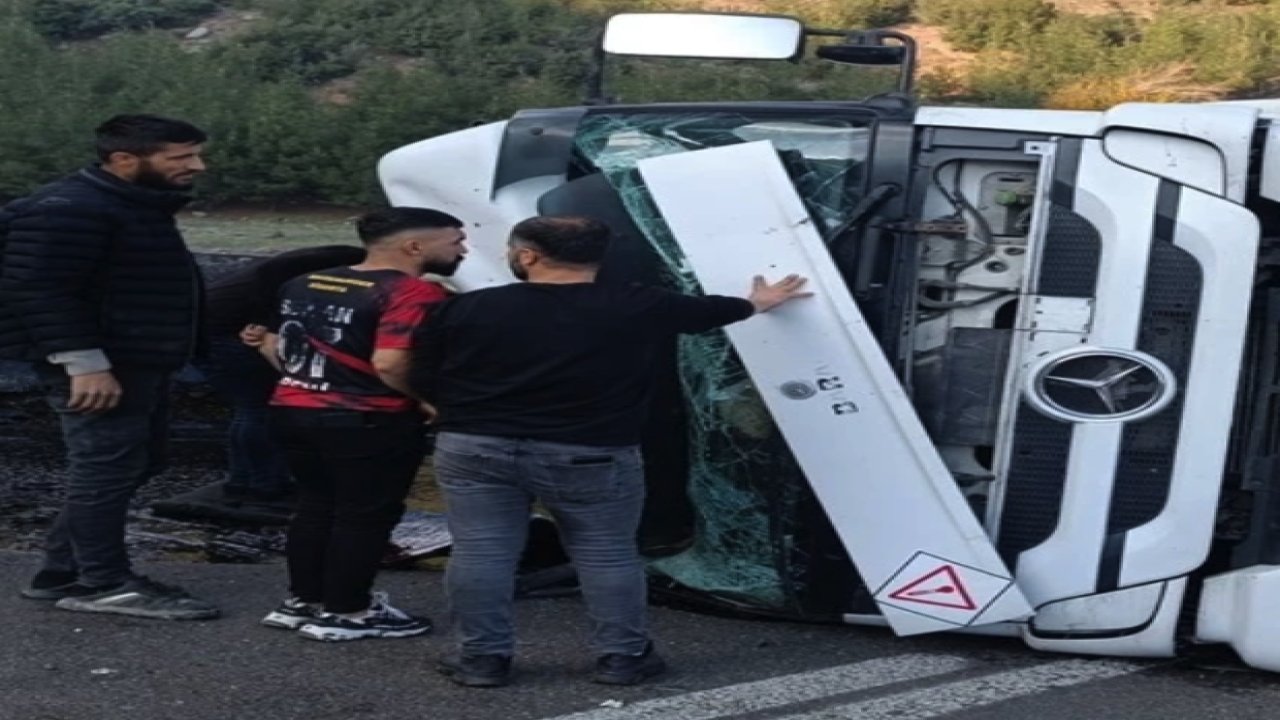 Gaziantep'te Faciadan Dönüldü! Gaziantep'te devrilen asfalt yüklü tırdaki 2 kişi yaralandı