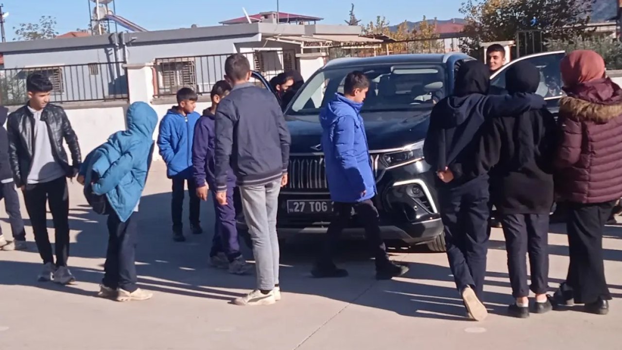 Gaziantep'in İslahiye ilçesinde öğrenciler, yerli otomobil Togg'u inceledi